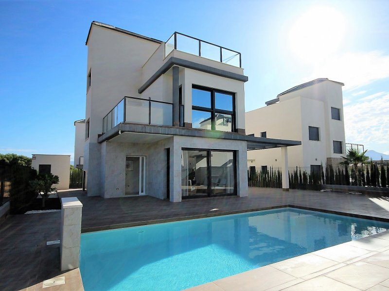 3 Bedroom 4 Bathroom Villa in Castalla