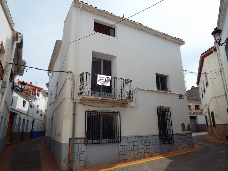 6 Bedroom 2 Bathroom Townhouse in Teresa De Cofrentes