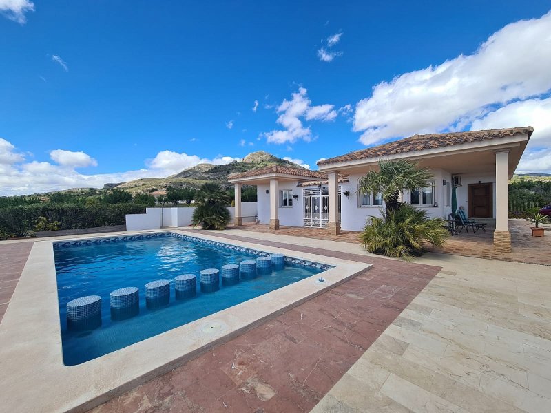 4 Bedroom 3 Bathroom Villa in Sax
