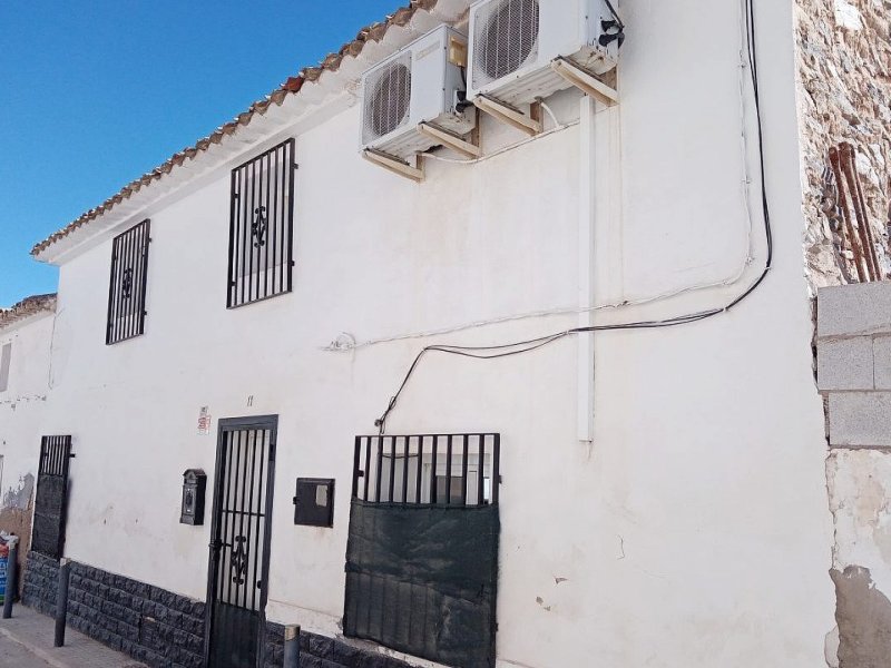 3 Bedroom 1 Bathroom Townhouse in Sax