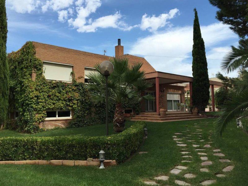 4 Bedroom 4 Bathroom Villa in Petrer