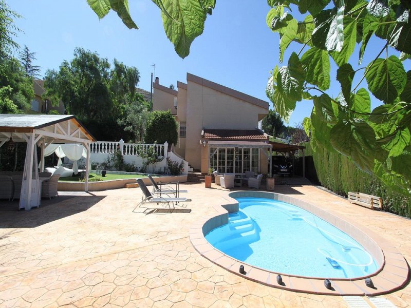 5 Bedroom 3 Bathroom Villa in Petrer