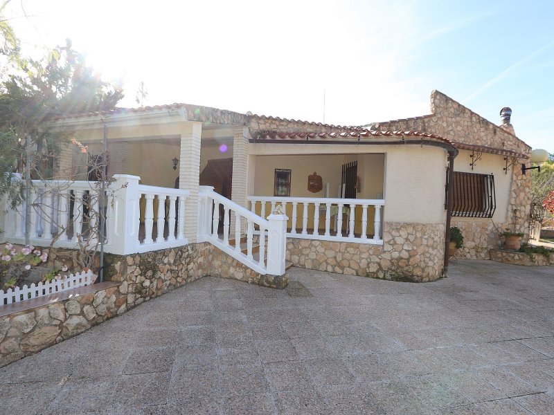 6 Bedroom 2 Bathroom Villa in Yecla