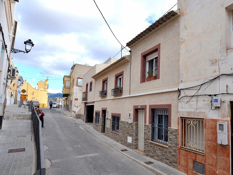 4 Bedroom 2 Bathroom Townhouse in Sax