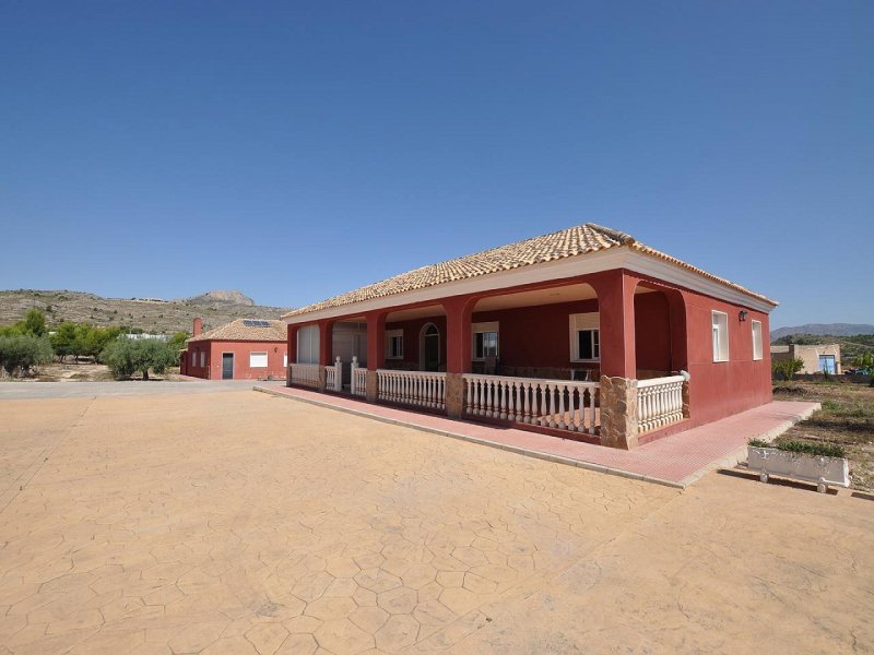 8 Bedroom 3 Bathroom Villa in Sax