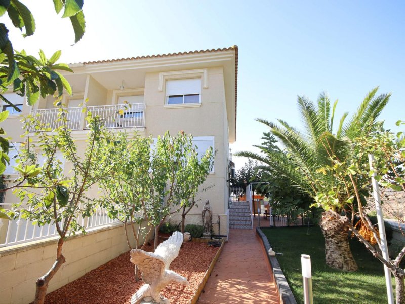 4 Bedroom 3 Bathroom Townhouse in Petrer