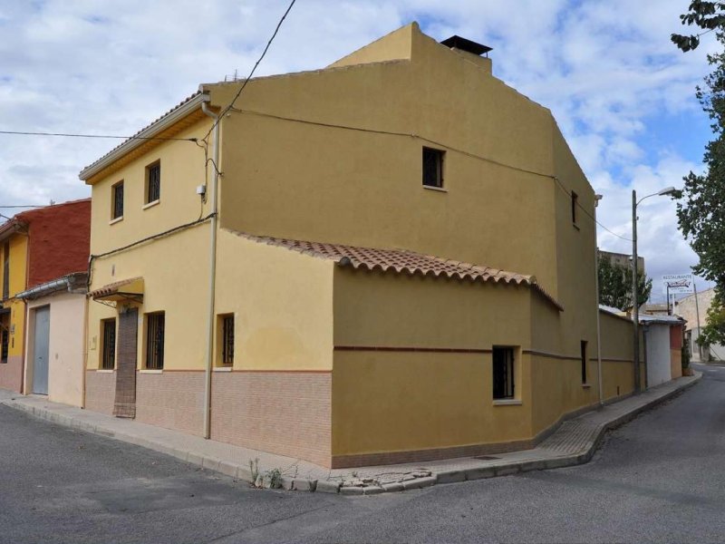 4 Bedroom 1 Bathroom Townhouse in Chinorlet