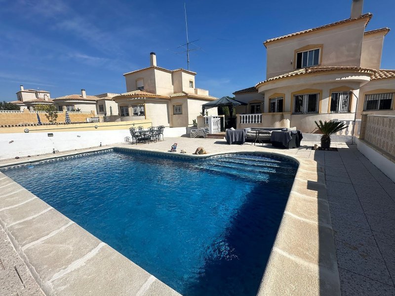 4 Bedroom 3 Bathroom Villa in Castalla