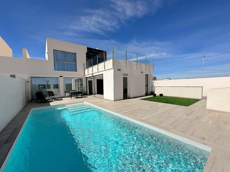 3 Bedroom 3 Bathroom Villa in La Manga del Mar Menor