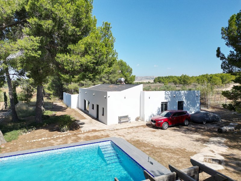 4 Bedroom 3 Bathroom Villa in Villena