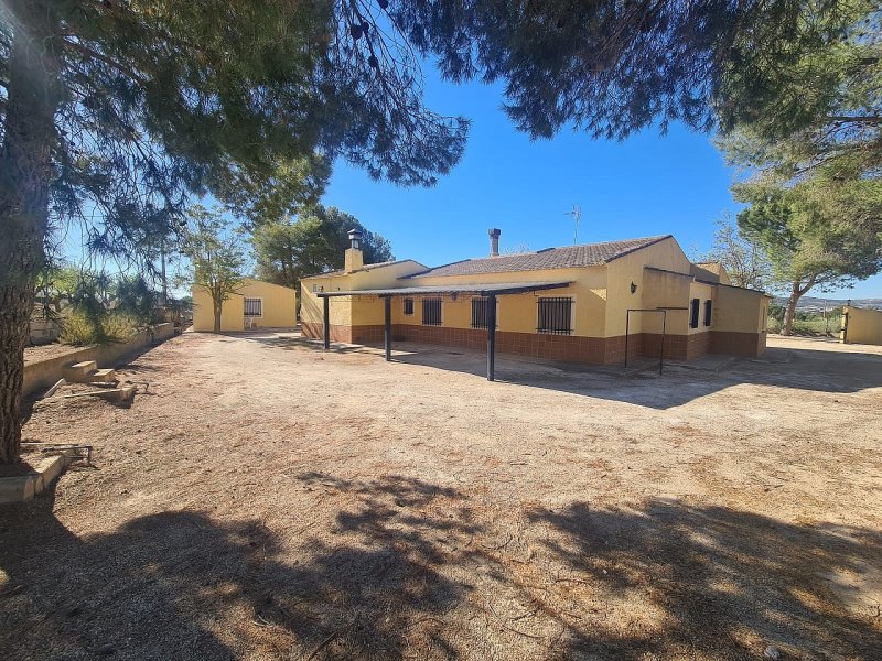 4 Bedroom 2 Bathroom Villa in Yecla