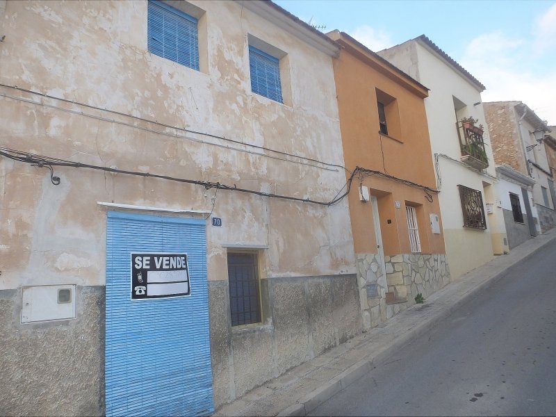 4 Bedroom 1 Bathroom Townhouse in Pinoso